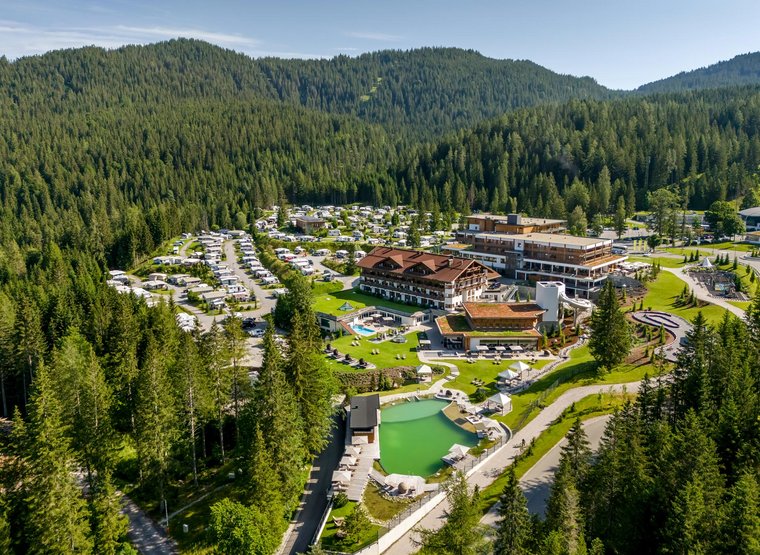 Überblick des Resorts Zugspitz Resort im Sommer