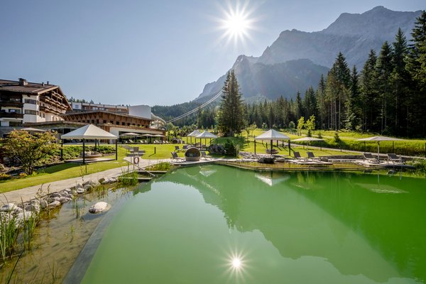 Blick vom Schwimmteich zum Zugspitz Resort