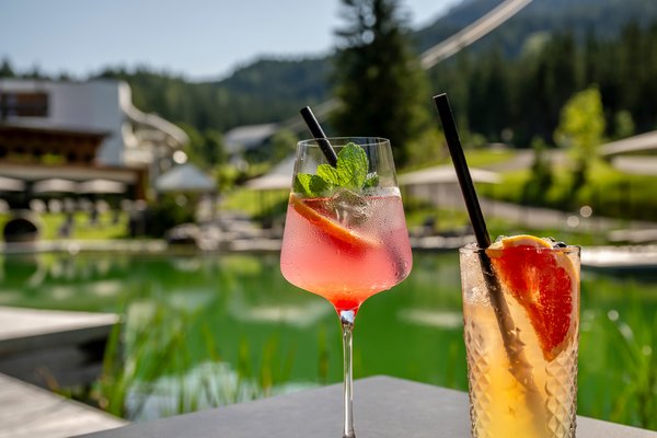 Zwei Cocktails stehen auf einem Tisch