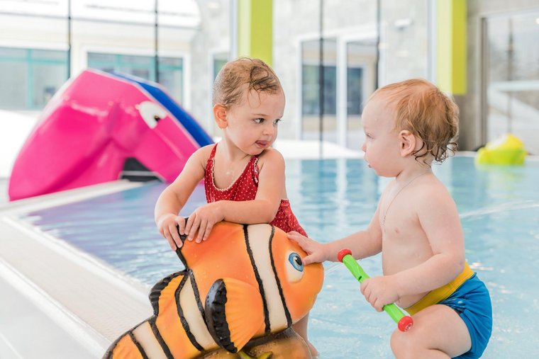 Kleinkinder im Babypool