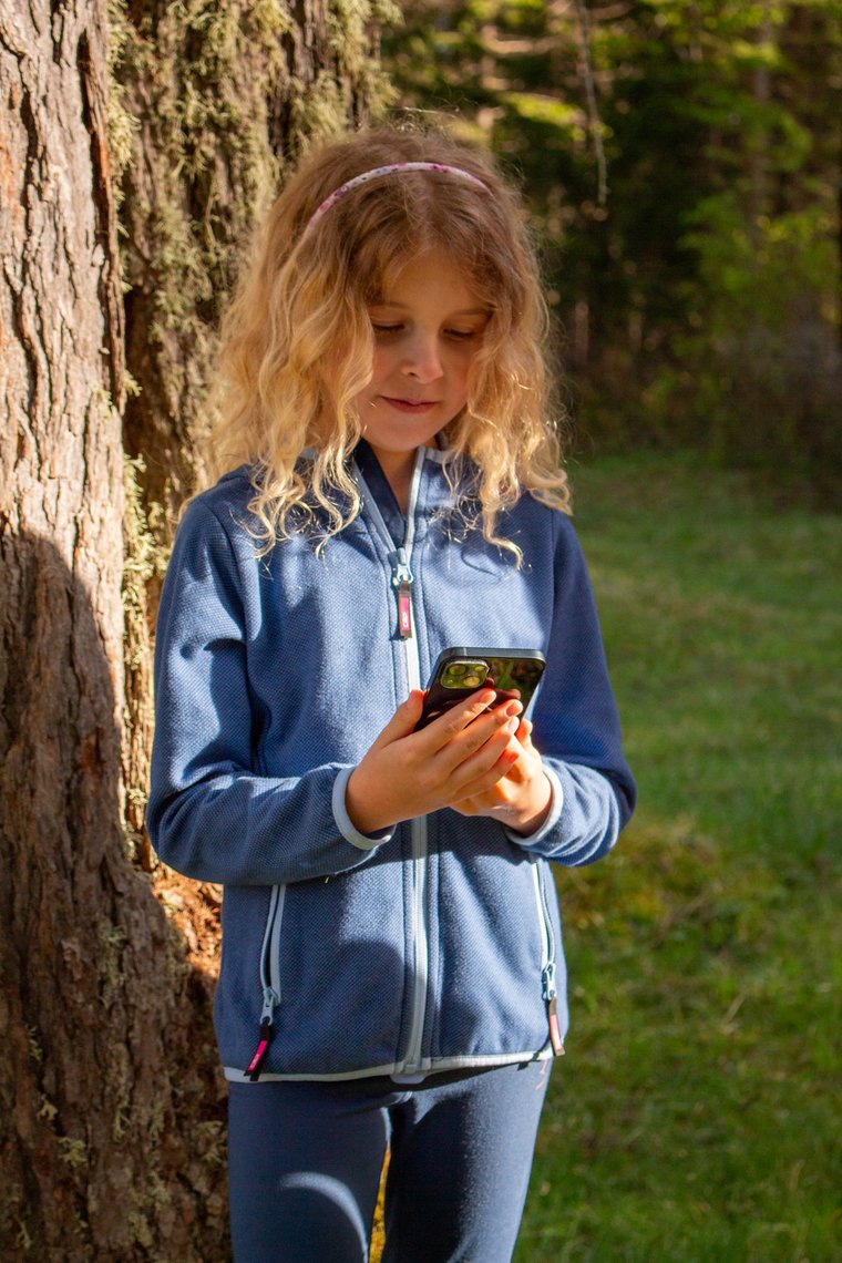 Mädchen mit Handy in den Händen