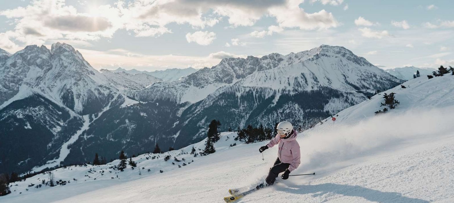 Skifahrer im Skigebiet Lermoos