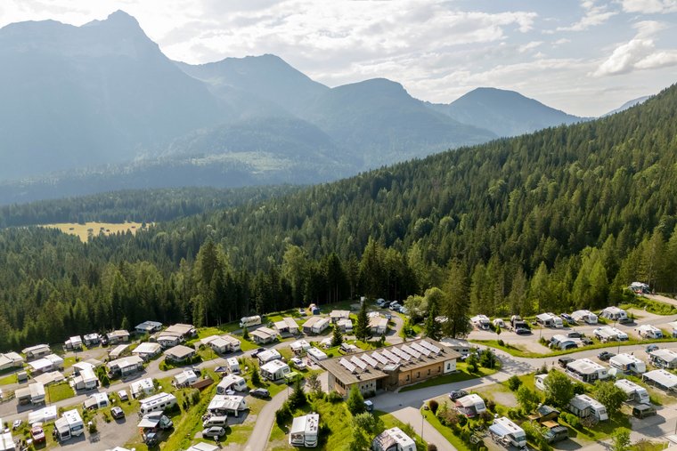 Campingplatz mit Blick auf die umliegende Bergwelt