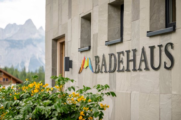 Badehaus mit Blick auf die Berge