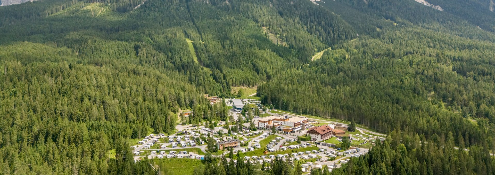 Zugpsitz Resort Außenansicht im Sommer