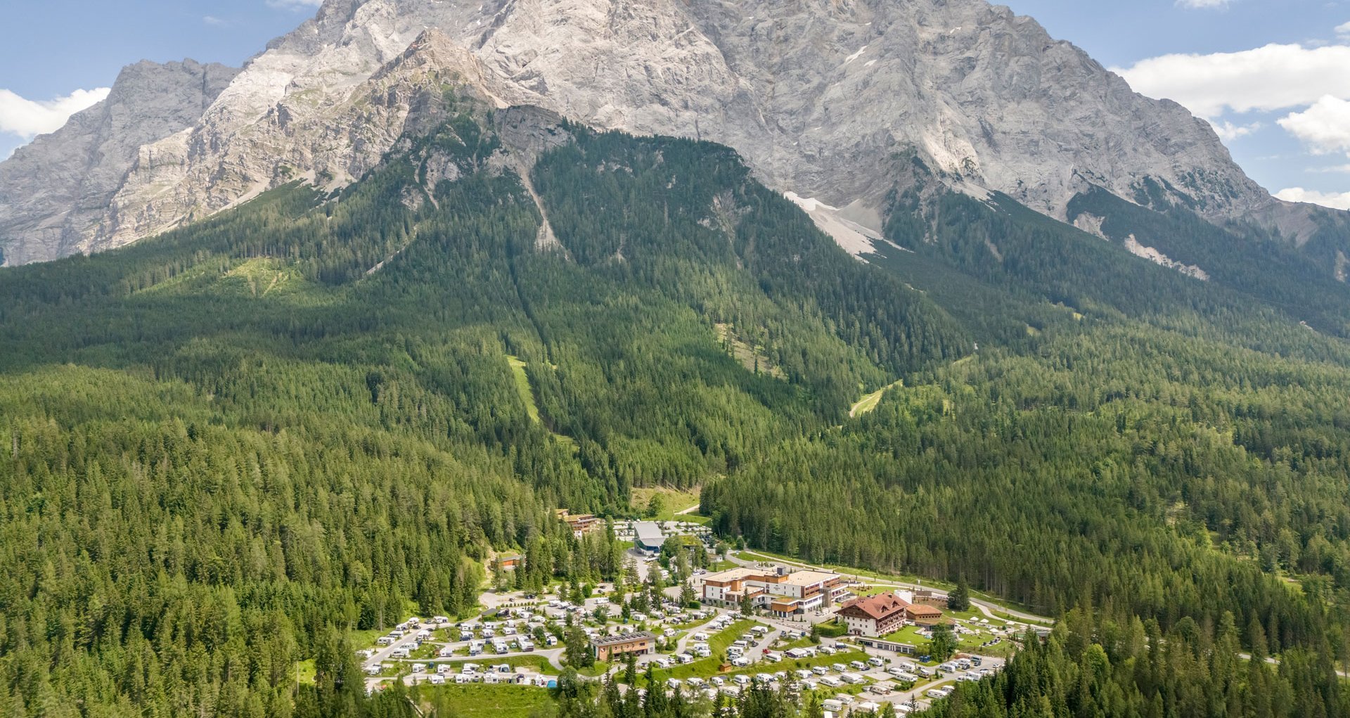 Zugpsitz Resort Außenansicht im Sommer