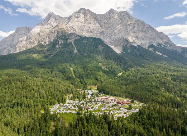 Zugpsitz Resort Außenansicht im Sommer