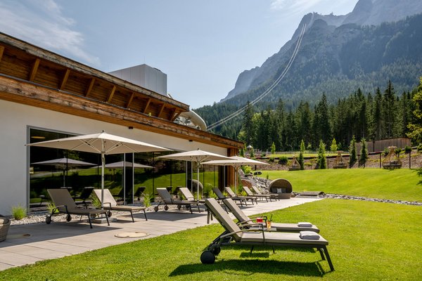 2 Sonnenliegen mit Blick auf die Zugspitze