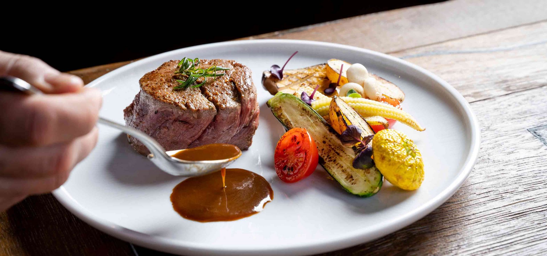 Steak und Grillgemüse mit Sauce