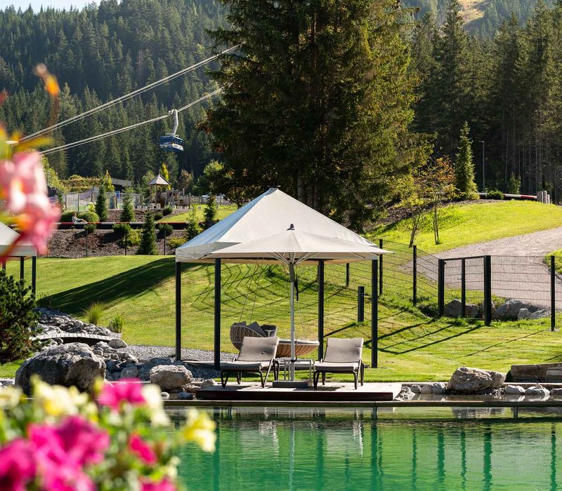 Zugspitz Resort Badesee Blumen im Vordergrund