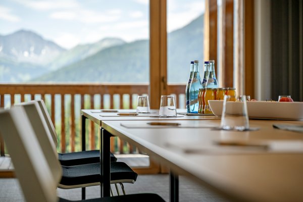 Seminarraum mit Ausblick auf die umliegende Bergwelt