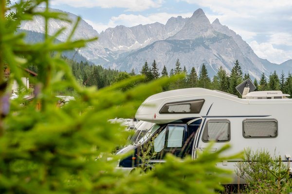 Wohnwagen auf dem Campingplatz mit Bergblick