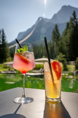 2 Drinks mit Blick auf die Zugspitze