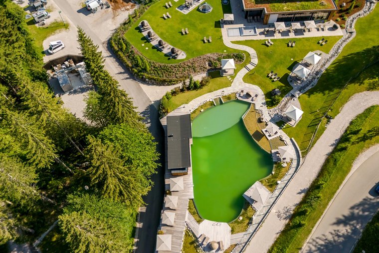Schwimmteich in Ehrwald Schwimmteich aus der Vogelperspektive fotografiert