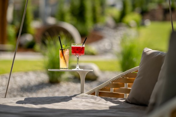 Erfrischende Drink auf Beistelltisch im Garten