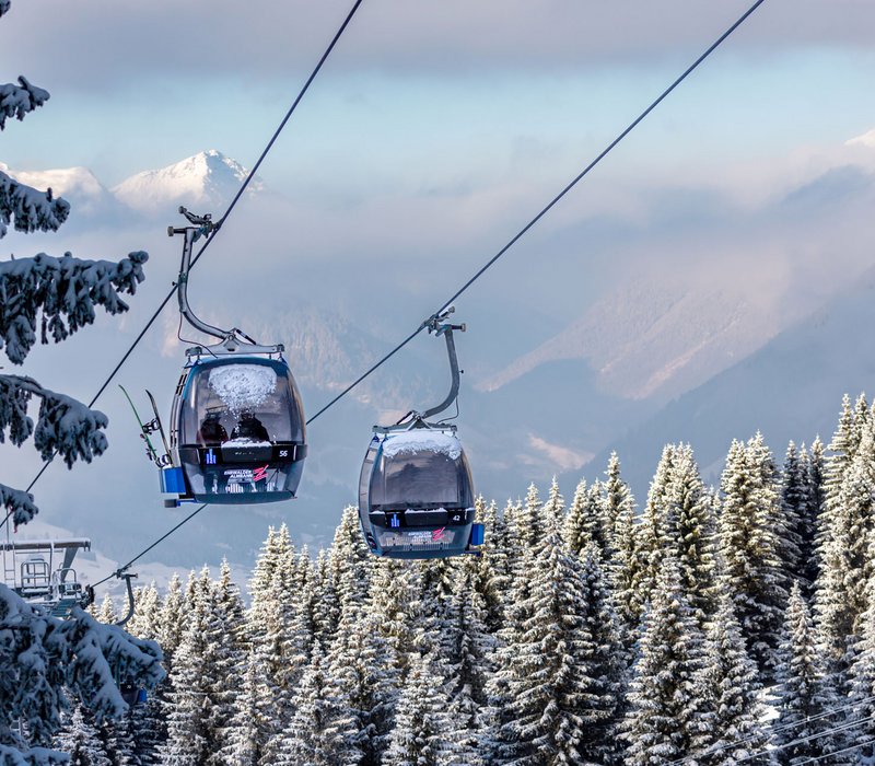 2 Gondeln im Skigebiet